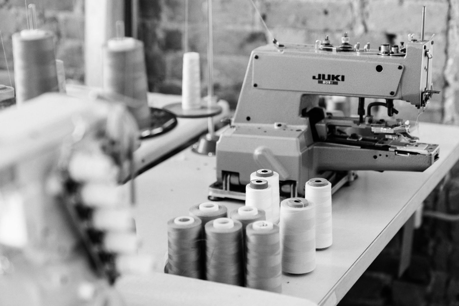 Machines à coudre dans un atelier certifié. Silwete fabrique ses pièces dans des ateliers éthiques aux normes BSCI, Oeko-Tex et Disney FAMA.
