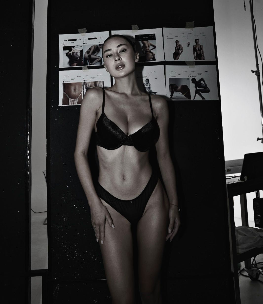 Femme en lingerie noire Silwete, ensemble triangle effet soie, pose studio devant moodboard, marque belge de lingerie de créateur moderne et sensuelle.